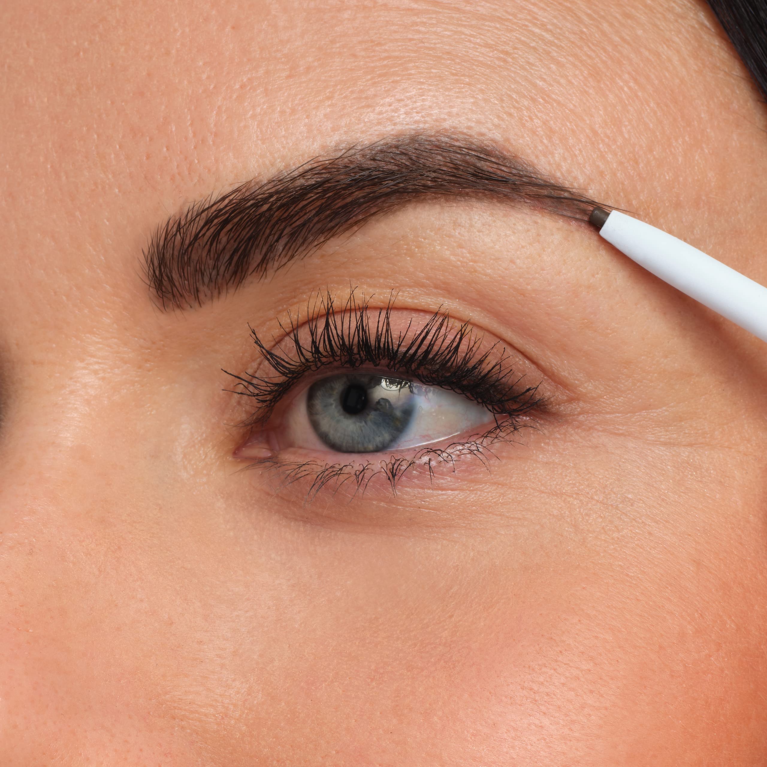 Jane Iredale PureBrow Duracion Resistente al Agua permite uso durante el dia sin manchas.