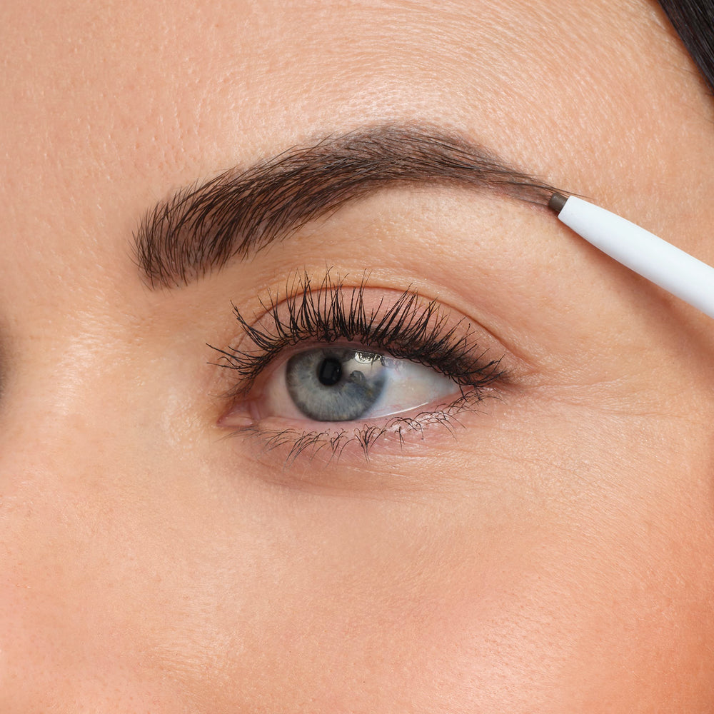 Jane Iredale PureBrow Duracion Resistente al Agua permite uso durante el dia sin manchas.