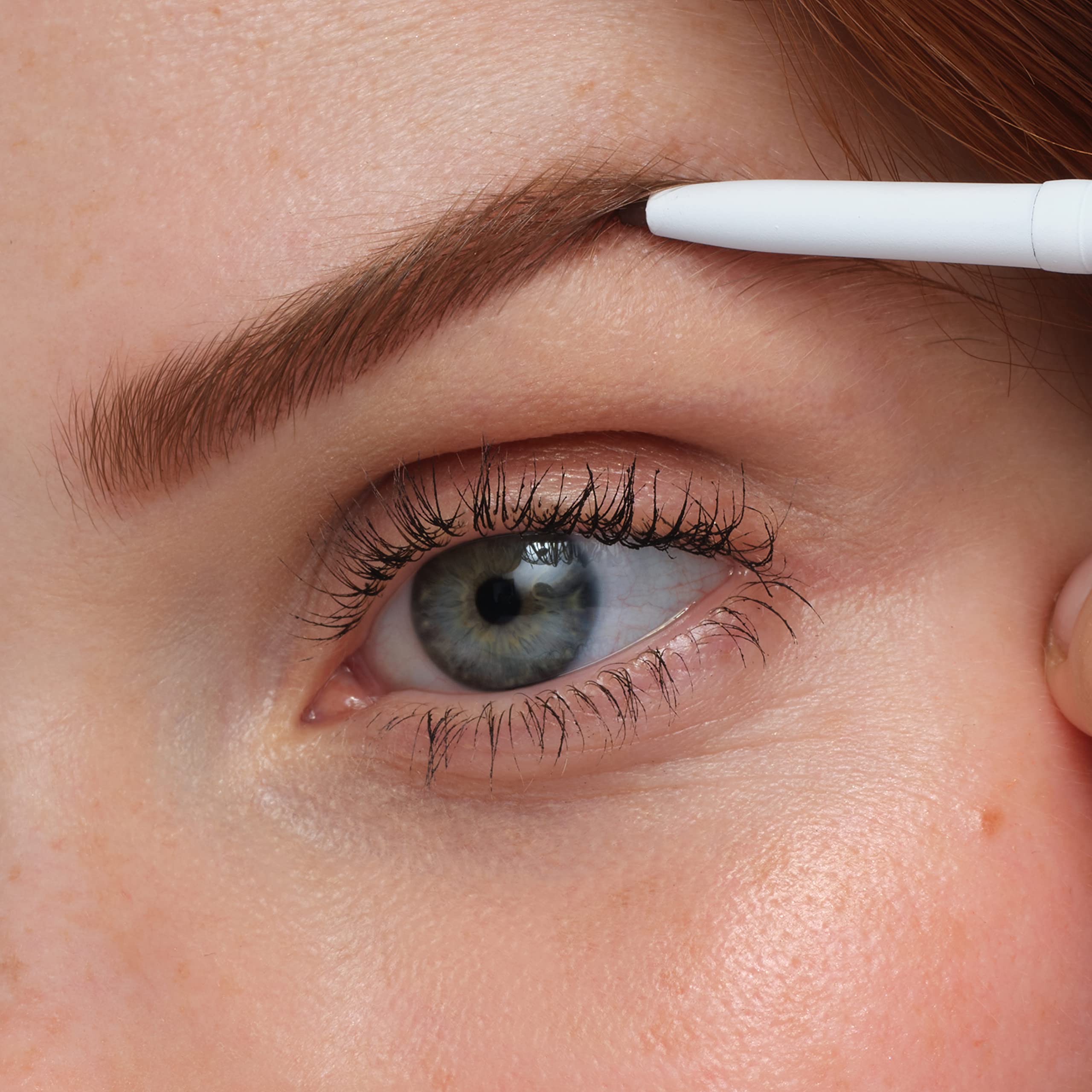 Jane Iredale PureBrow Textura Sutil ofrece color suave para un acabado natural.