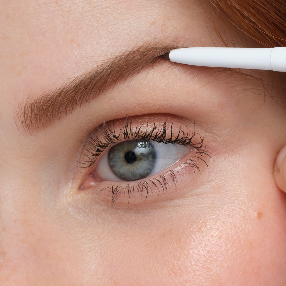Jane Iredale PureBrow Textura Sutil ofrece color suave para un acabado natural.
