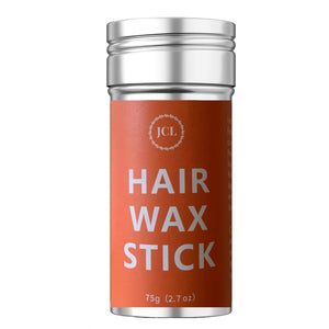 Barra JCL para mujer aplicando cera para controlar frizz