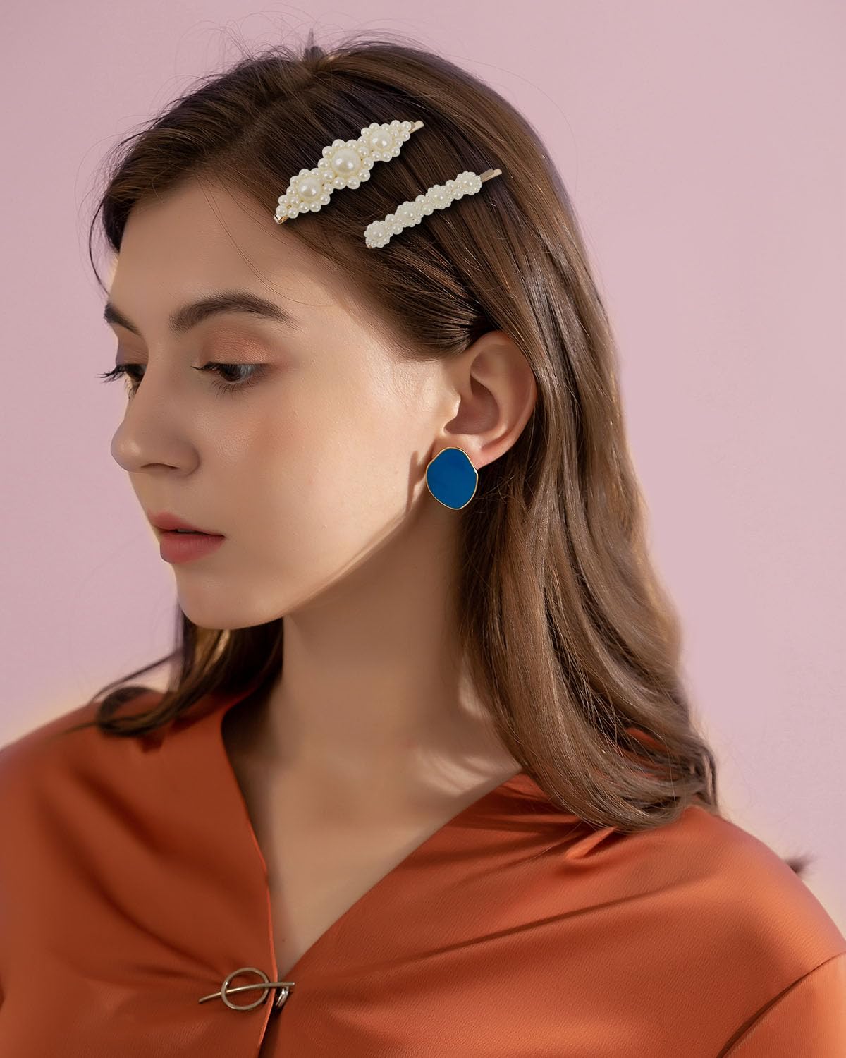 Clip de perlas en resina con brillo suave para looks diarios.