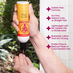 Jessicurl Champú, botella agitando, para activar espuma suave sin resecar.