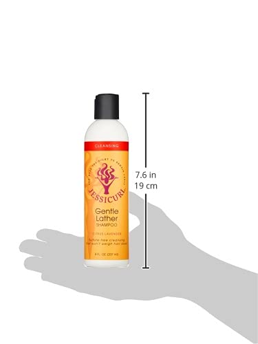 Jessicurl Champú, manos masajeando cuero cabelludo para limpieza suave.