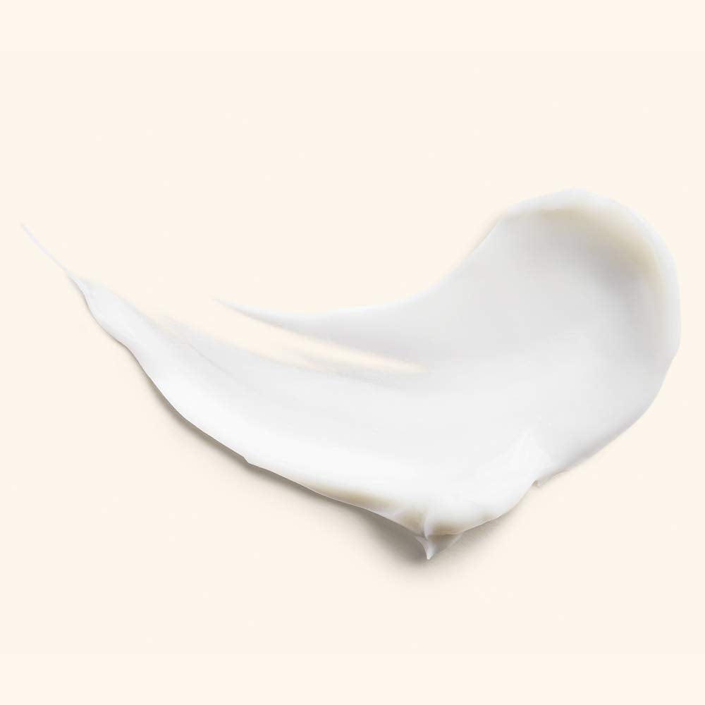 Aplicación delicada de JLO BEAUTY crema contorno ojos para realzar luminosidad
