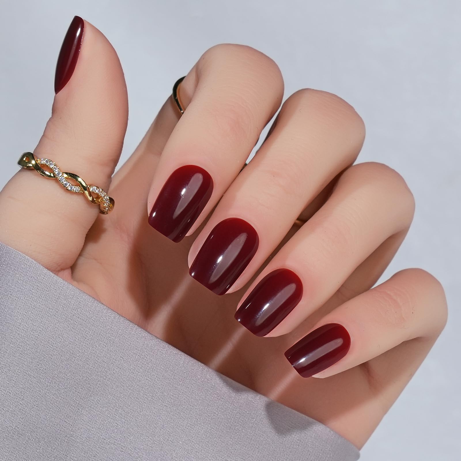 Uñas postizas cortas Jofay Fashion en tono rojo vino con aspecto natural para uso diario.