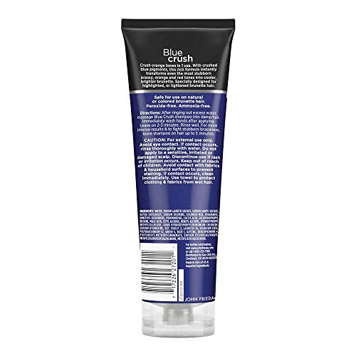 Aplicación del champú Blue Crush para cabello castaño con tono más frío.