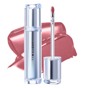 JUDYDOLL muestra la botella del brillo labial con acabado ligero e hidratante.
