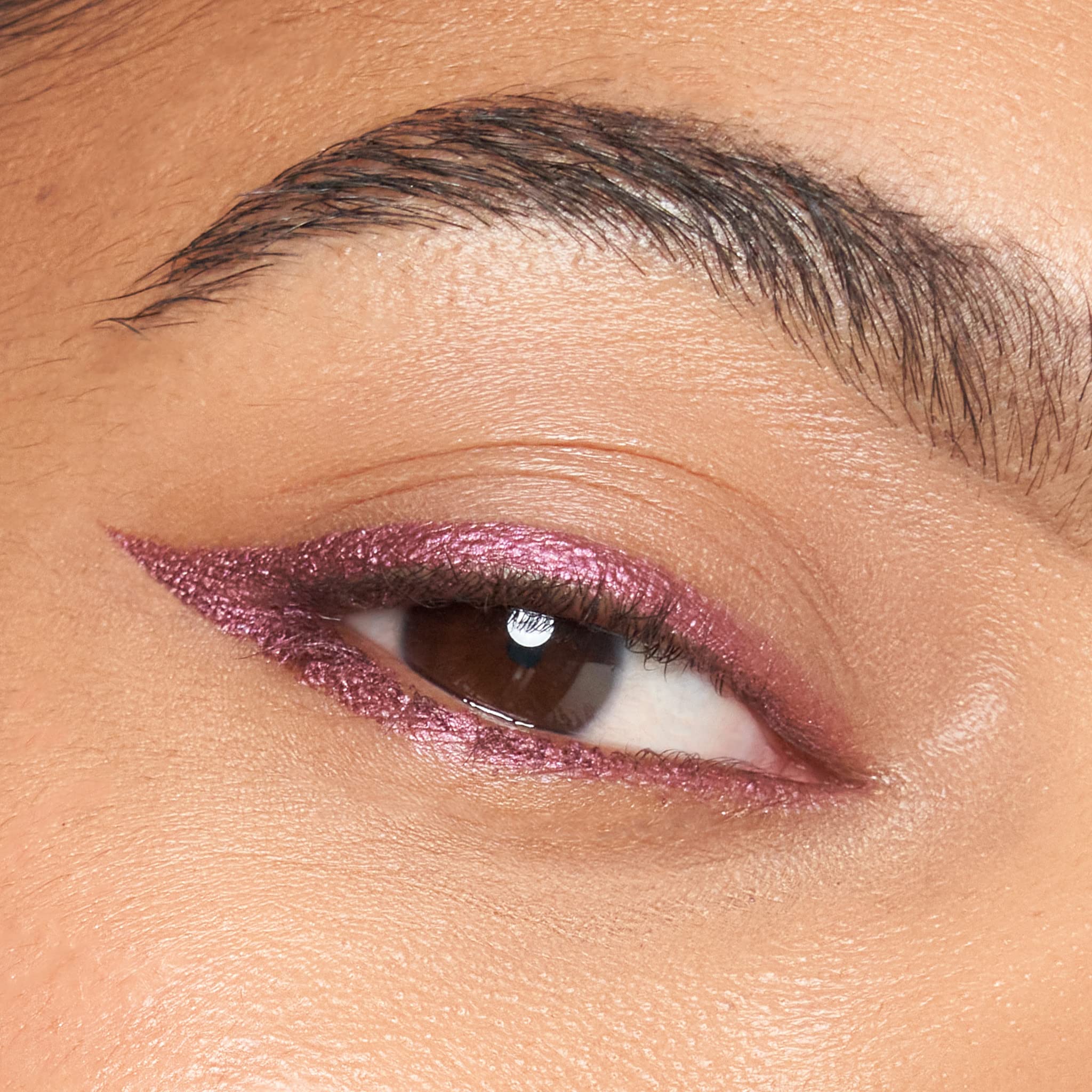 Julep lapiz gel aplicación precisa para delineados limpios.