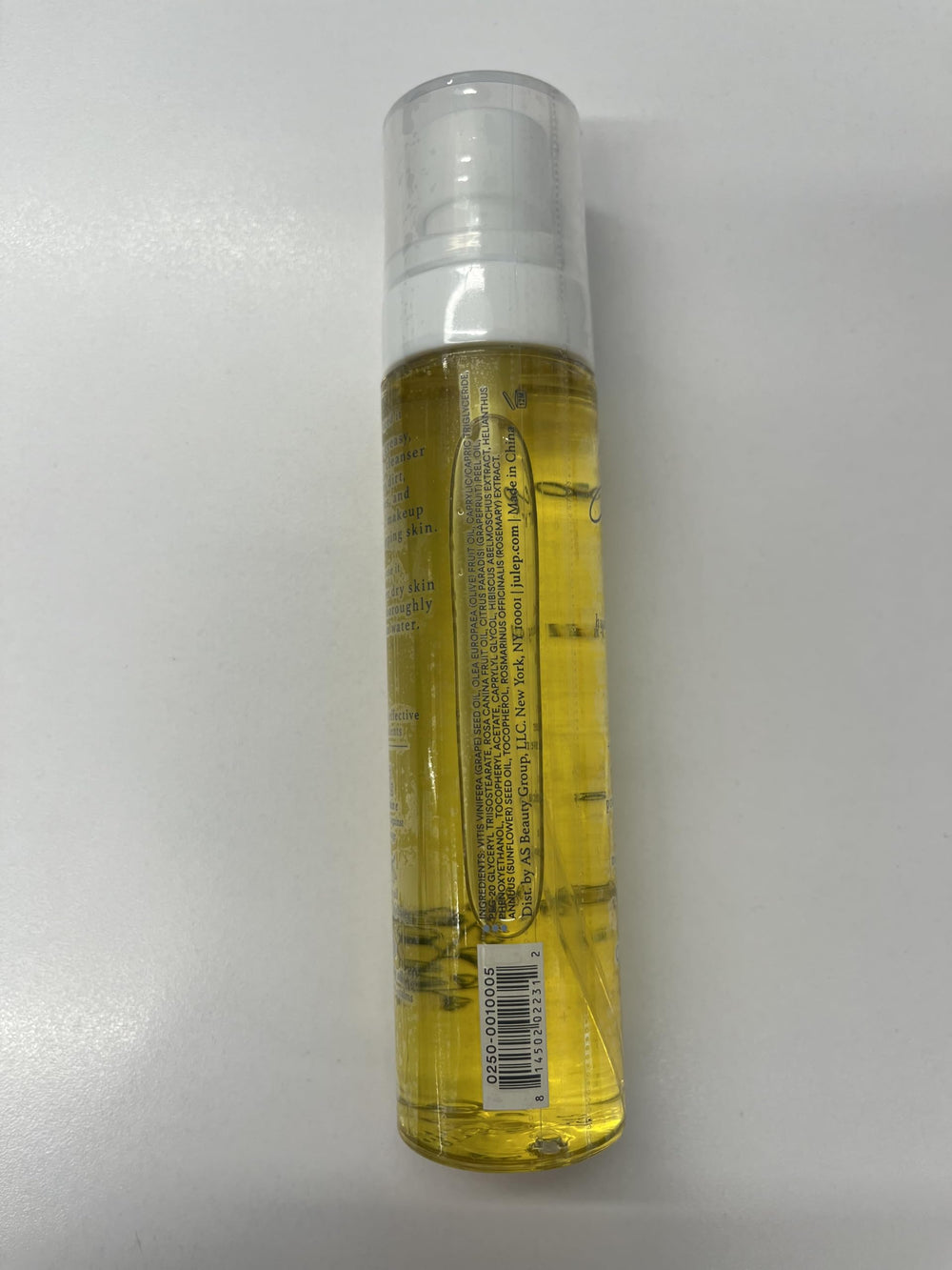 Julep: manos aplicando el aceite desmaquillante para retirar maquillaje resistente.