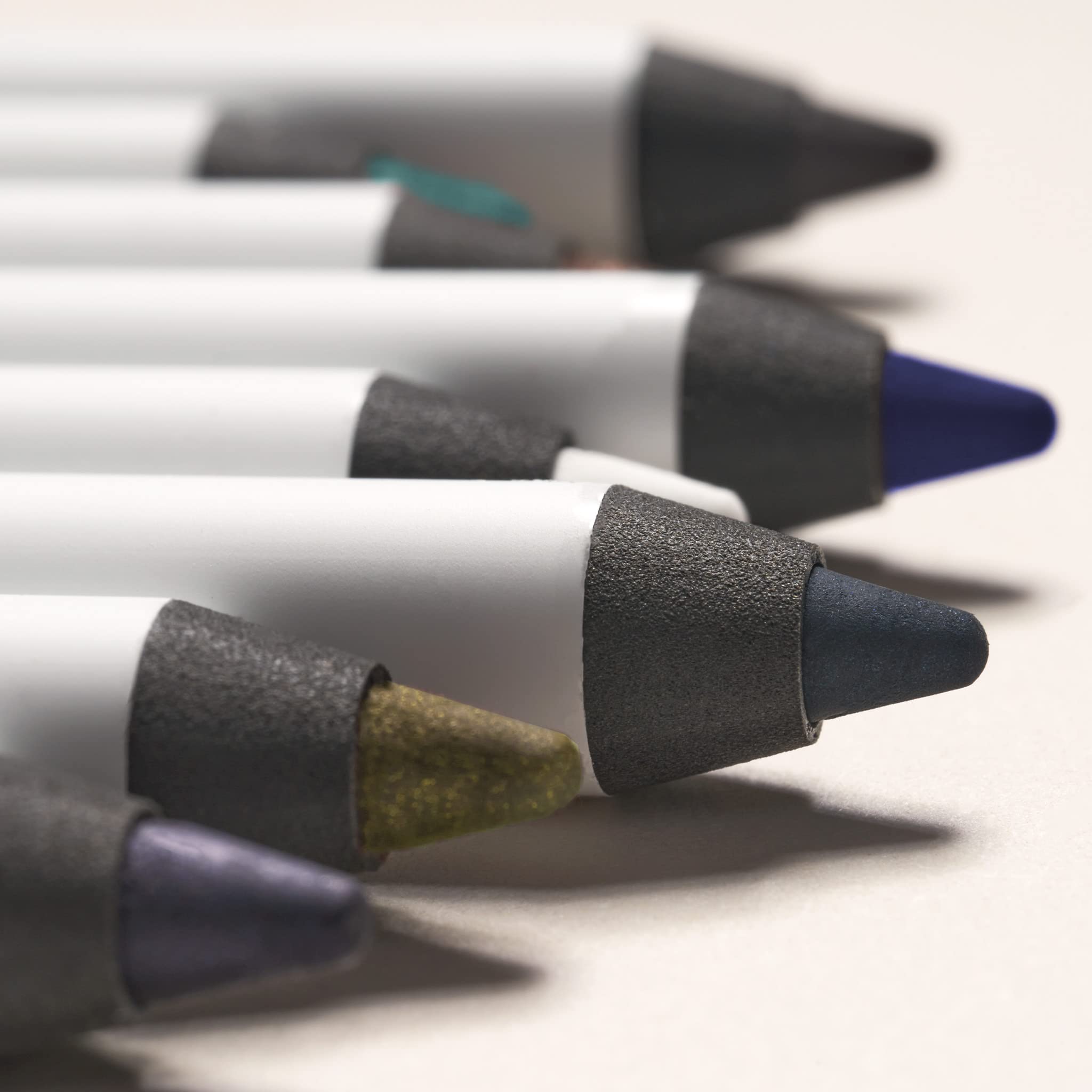 Uso versátil del delineador de ojos de Julep Sage Grey Shimmer.