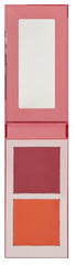 Aplicación suave del Blushed Duo Blush en las mejillas.