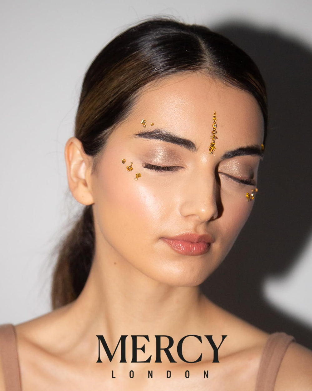 Detalle del Gigi Gold Bindi con cristales brillantes.