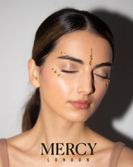 Detalle del Gigi Gold Bindi con cristales brillantes.
