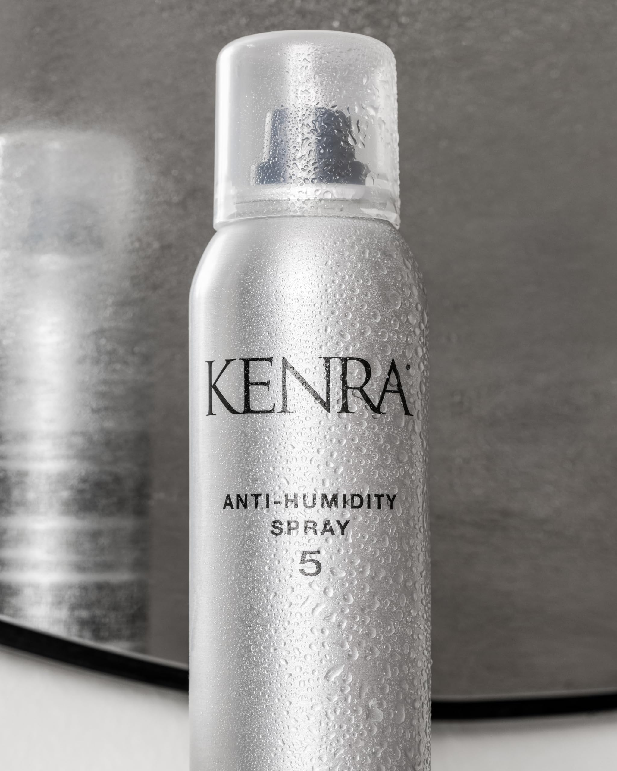 Kenra Antihumedad Spray 5 ofrece protección térmica de 450 °F