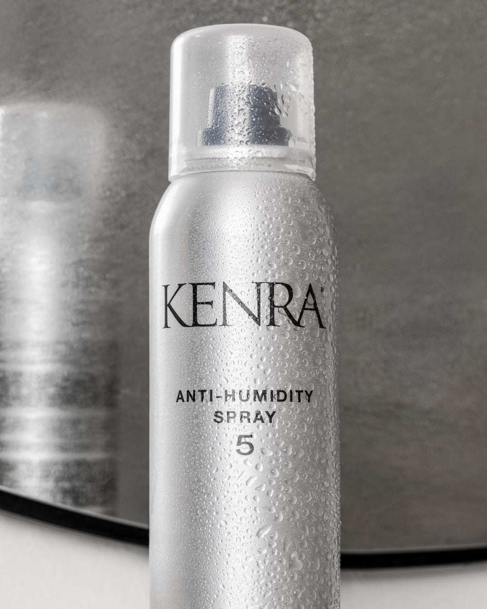 Kenra Antihumedad Spray 5 ofrece protección térmica de 450 °F