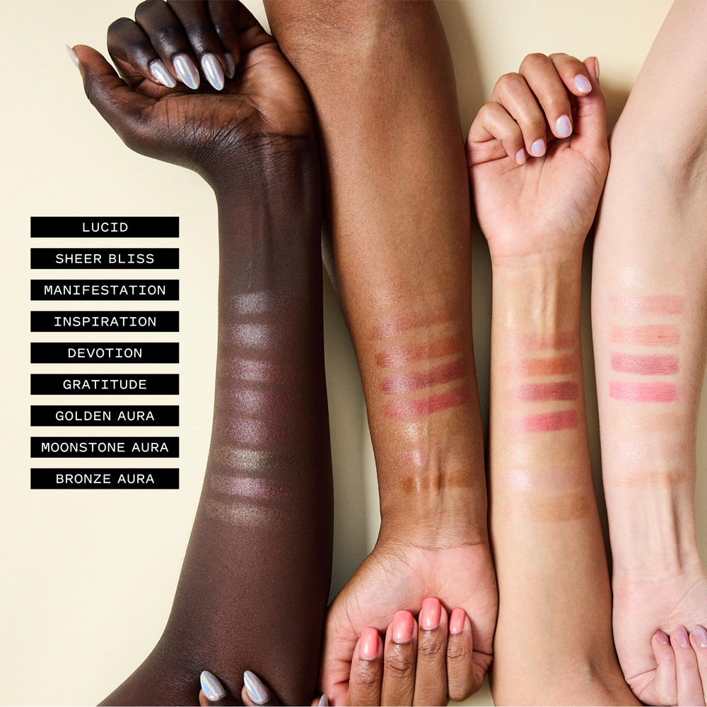 Keys Soulcare Balsamo labial Bronze Aura en bolso, ideal para retoques.