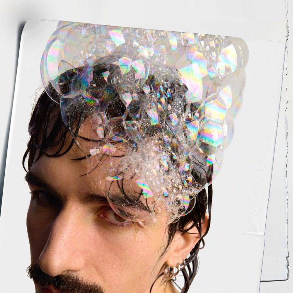 Aplicación en cabello mojado facilita una limpieza suave.