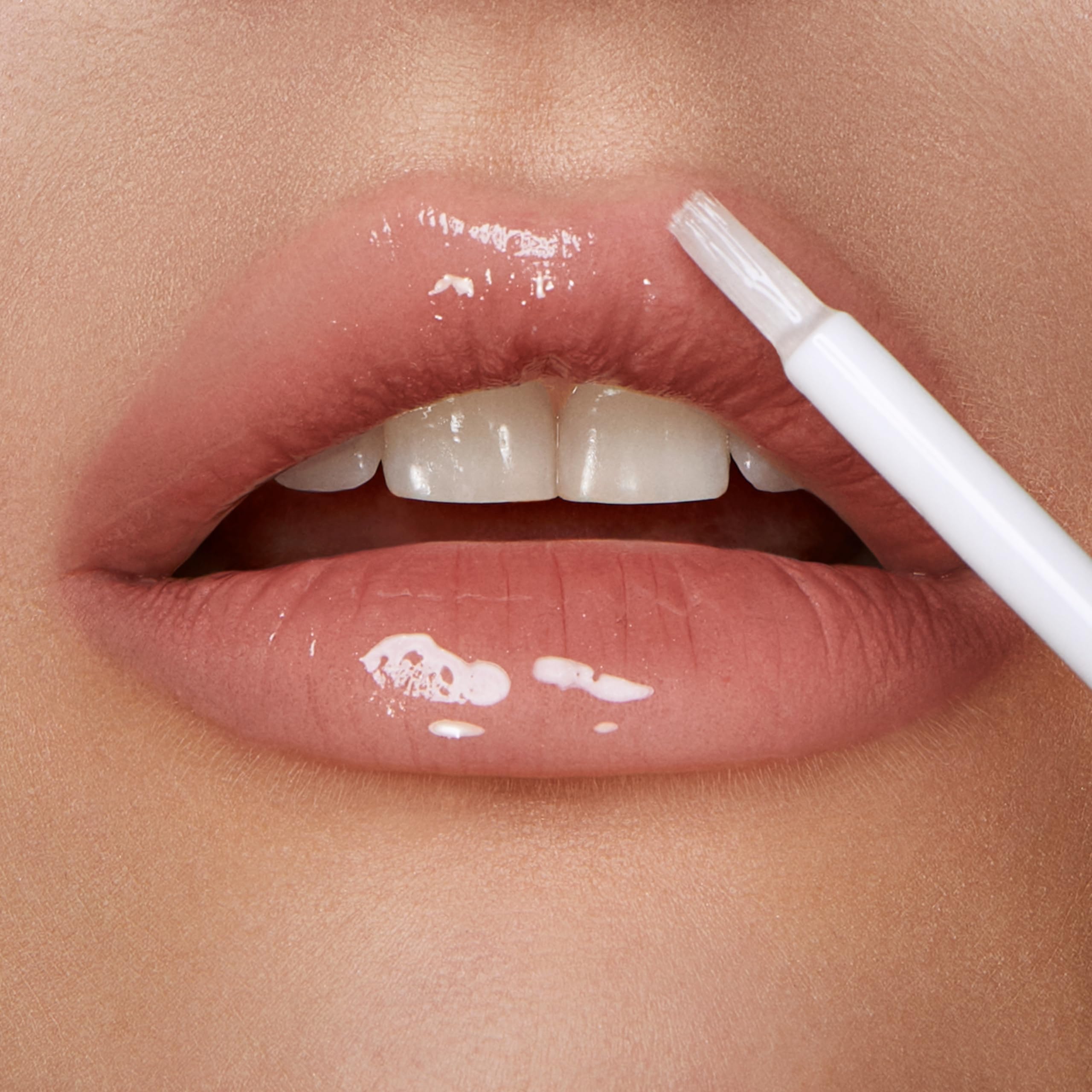Labial base en tono 128, textura suave para cobertura uniforme.