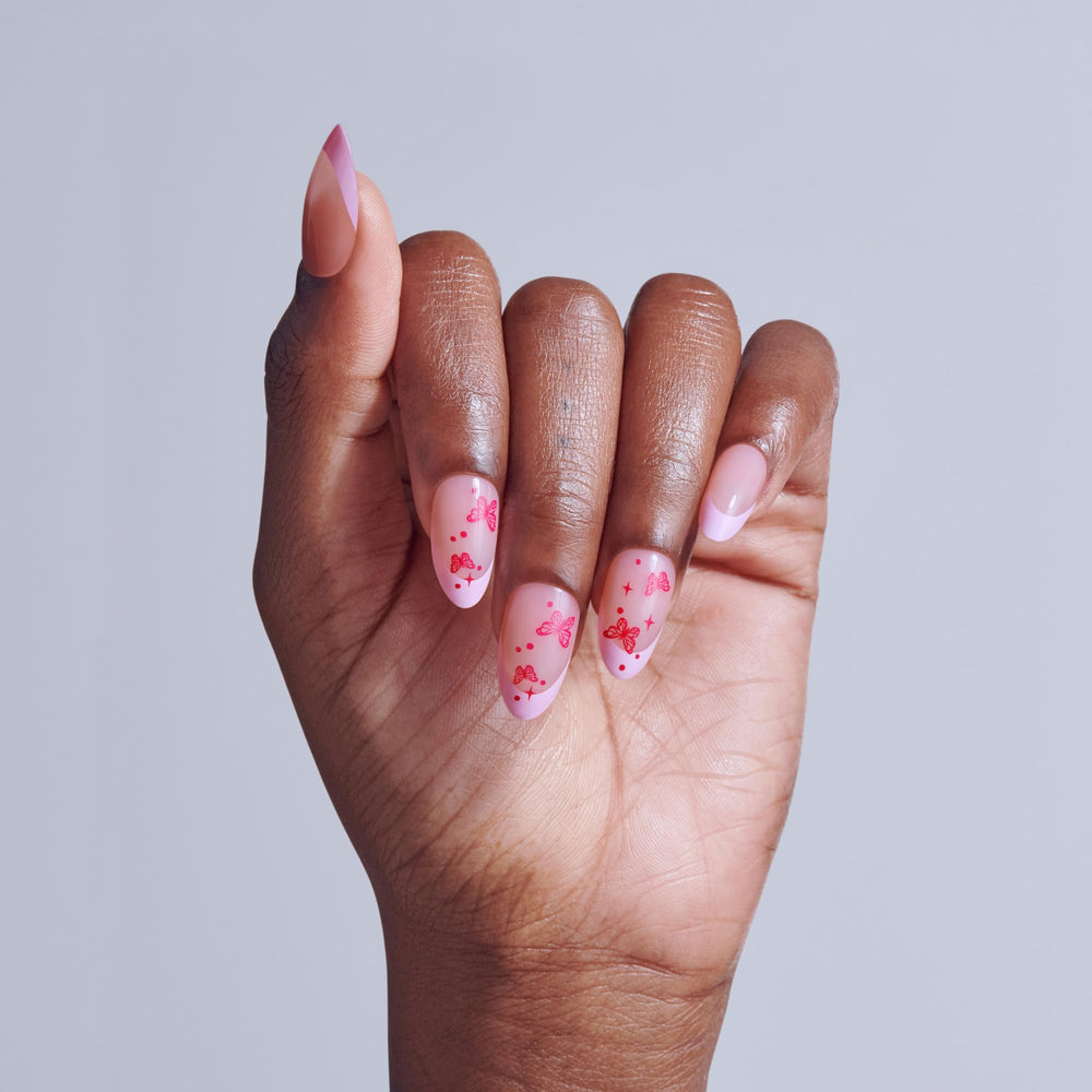 Detalle de la forma almendra de KISS CORE para uñas elegantes
