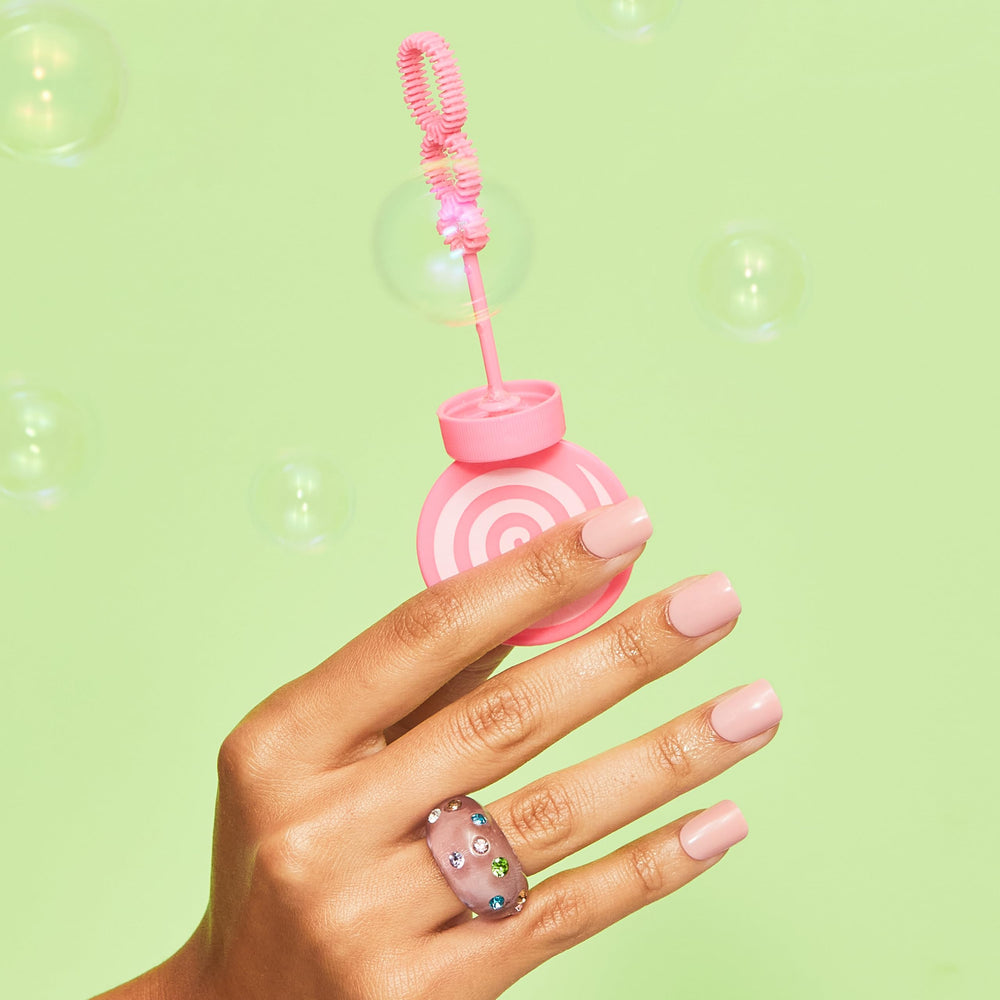 Manos con uñas imPRESS Dolce Pink colocadas, aspecto natural.