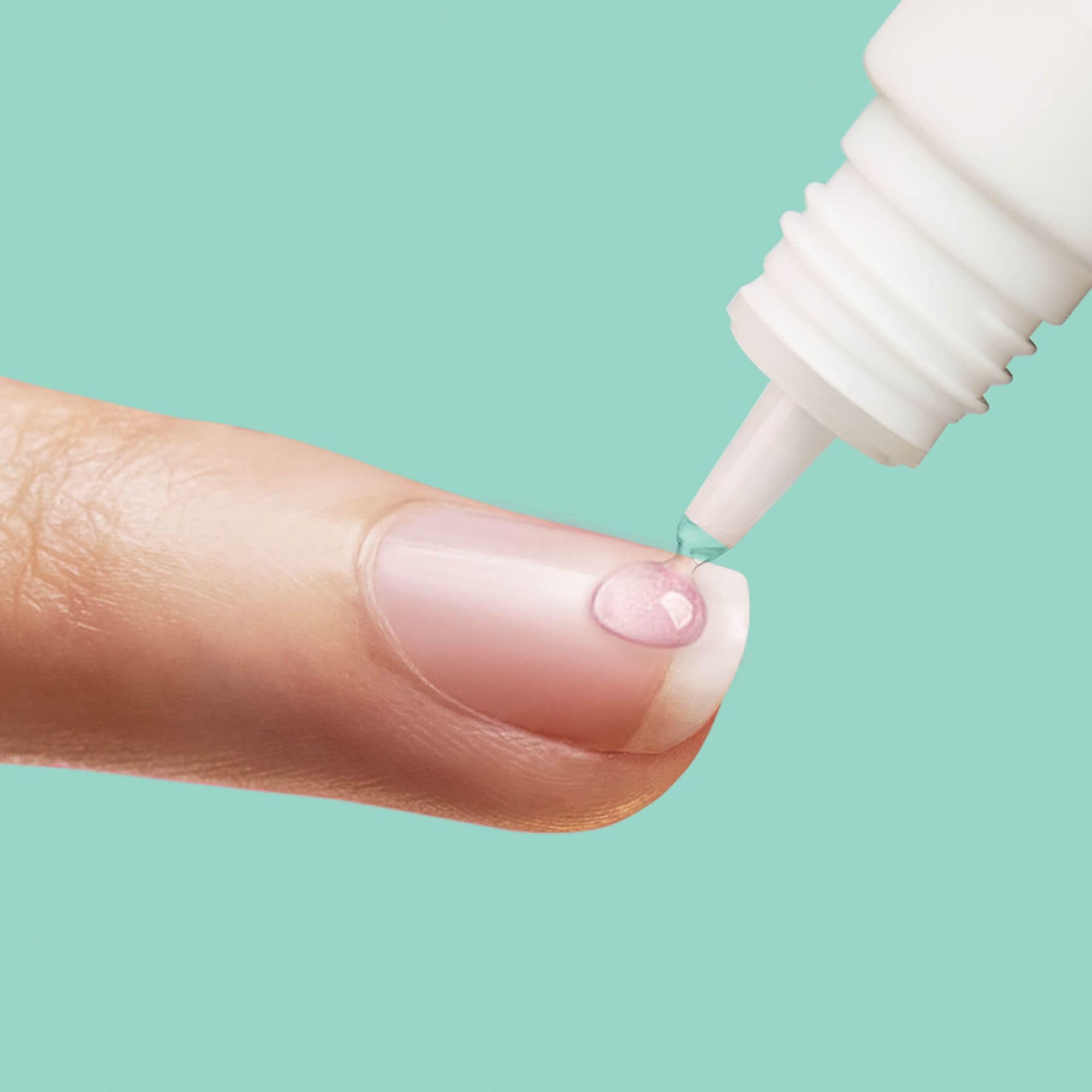 Adhesión superior de KISS PowerFlex en uñas artificiales.