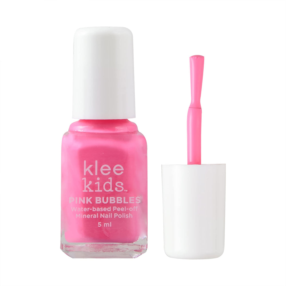 Klee Naturals Luna Star niña aplicando maquillaje de juego seguro.