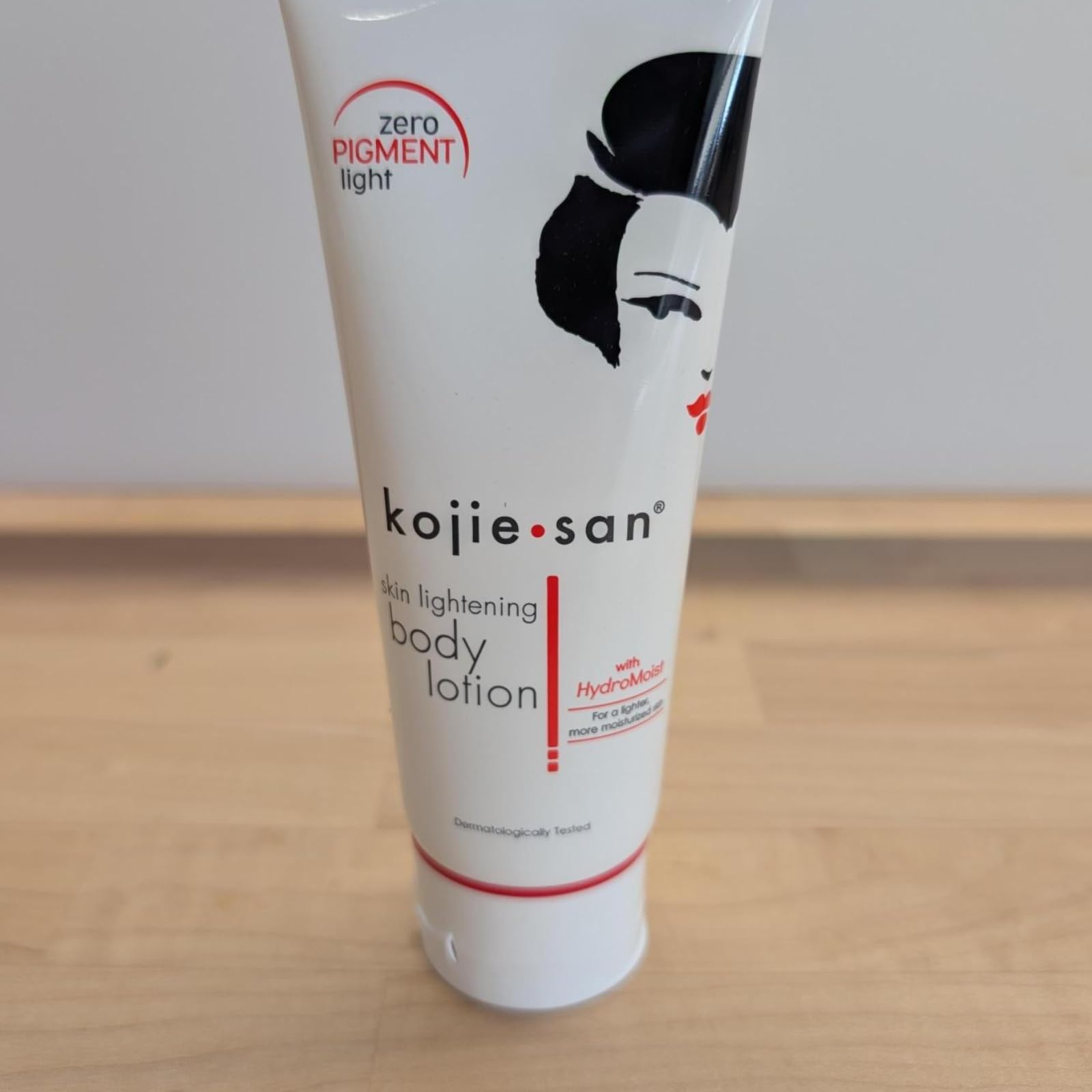 Kojie San loción corporal nutritiva: cuidado diario para piel suave y confortable.