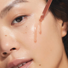 KORA Organics Turmeric Glow Drops textura ligera que hidrata sin engrasar