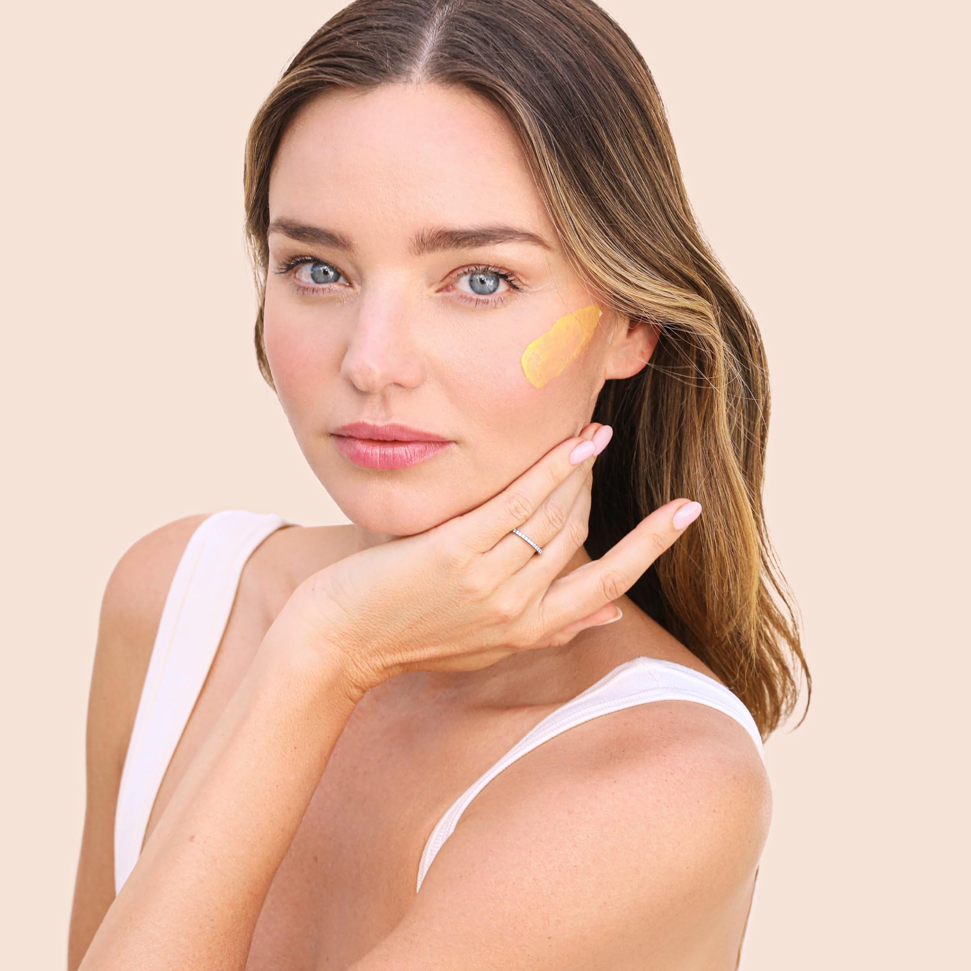 KORA Organics Turmeric Glow cúrcuma para brillo y textura refinada.