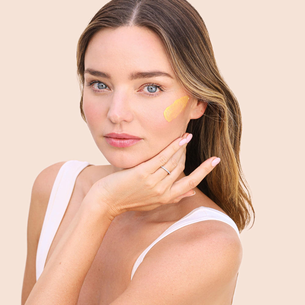 KORA Organics Turmeric Glow cúrcuma para brillo y textura refinada.