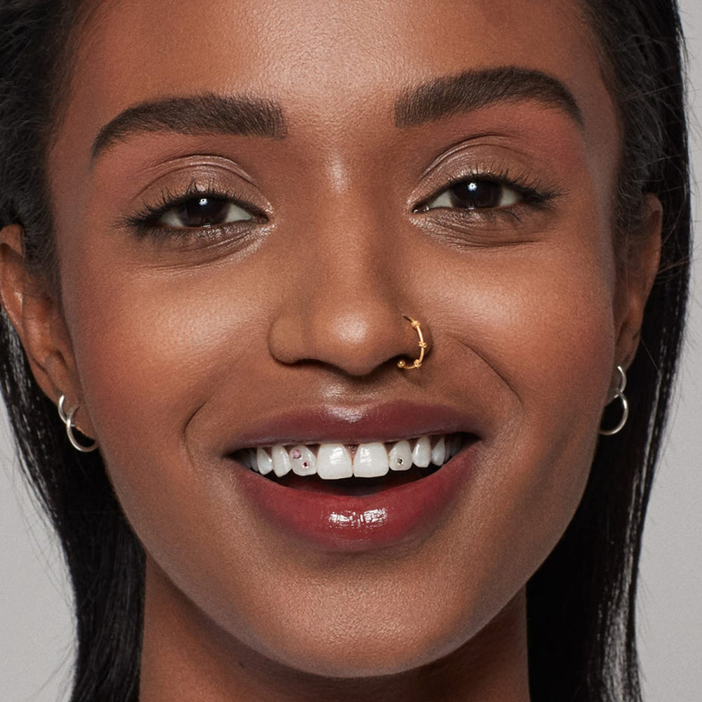 Kosas Brow Pop – fórmula sin fragancia, adecuada para piel sensible.