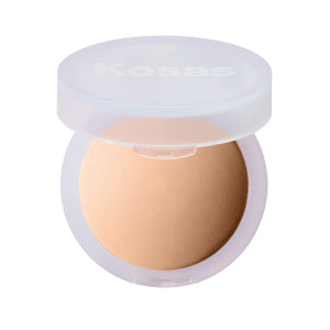 Kosas Cloud Set polvos compactos traslúcidos fijan maquillaje con acabado suave y natural.
