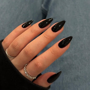Uñas postizas negras KQueenest en almendra, acabado duradero para uso diario.