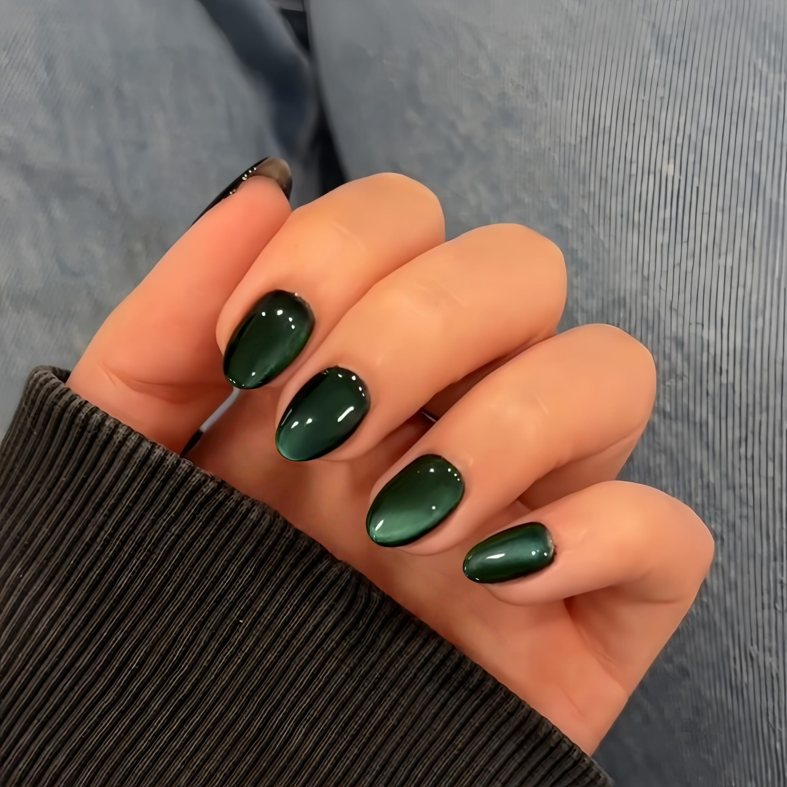 Uñas cat eye de KQueenest verde oscuro con brillo intenso, perfecto para noche glam