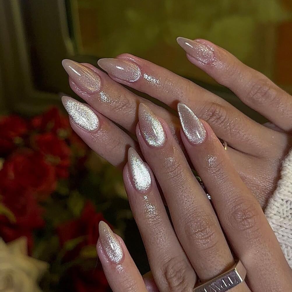 KQueenest brillo intenso en uñas acrílicas para un look llamativo.