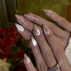 KQueenest brillo intenso en uñas acrílicas para un look llamativo.