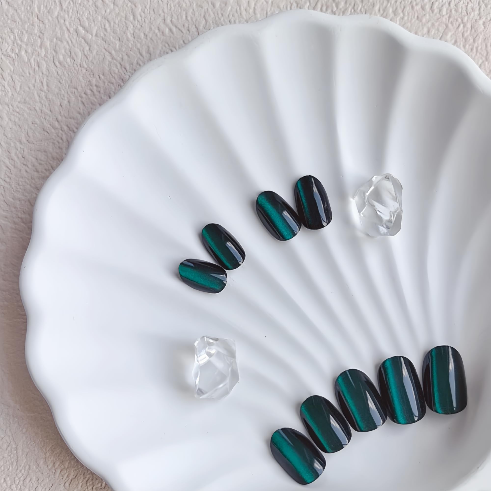 Uñas acrílicas cat-eye verde oscuro con acabado cromado por KQueenest
