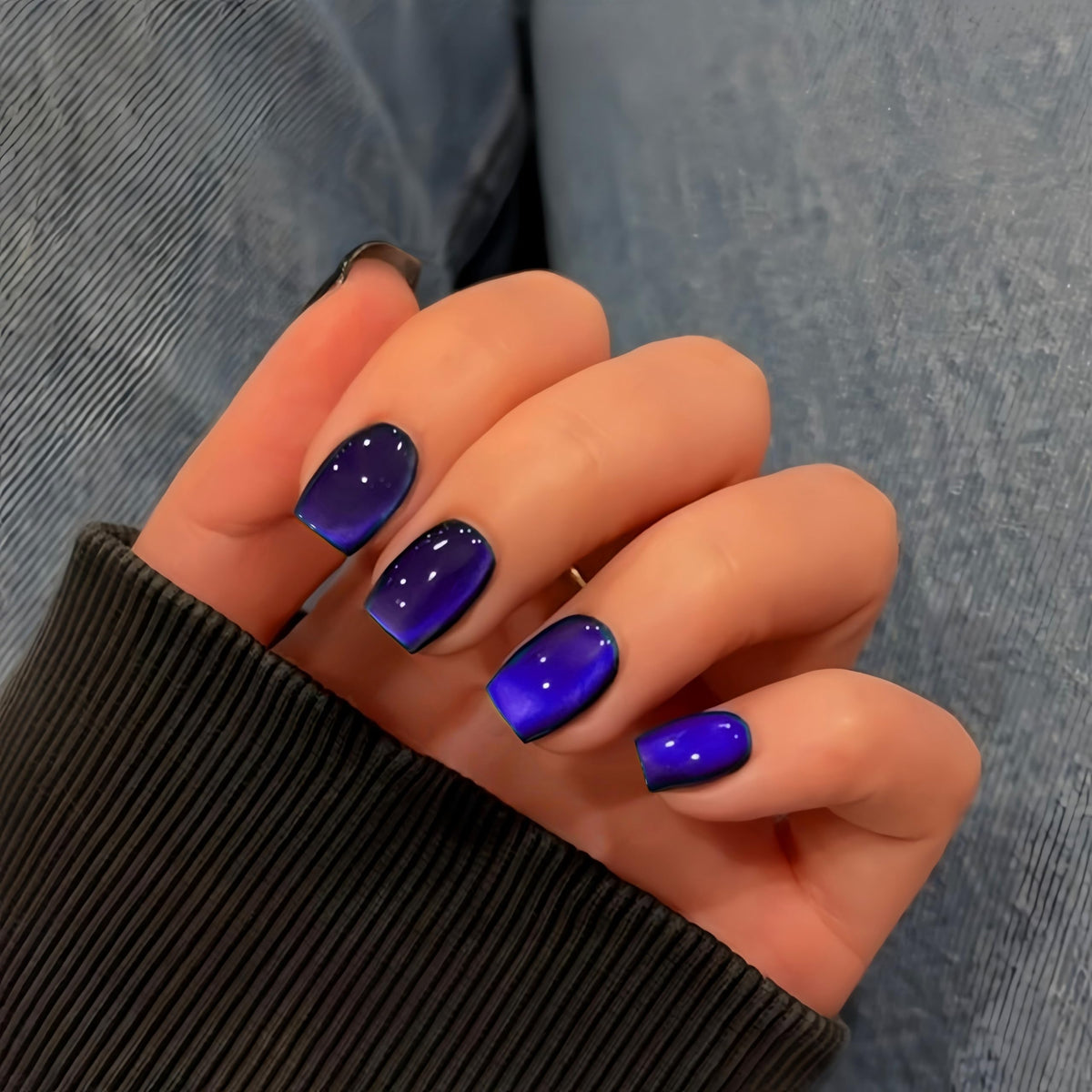 Uñas KQueenest ojo de gato corto en violeta y azul, estilo llamativo para diario.