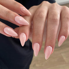 Uñas adhesivas KQueenest en forma almendra, instalación rápida y cómoda.