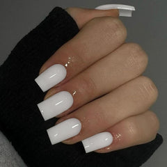 KQueenest Uñas Postizas Blancas, primer plano, acabado brillante para un aspecto natural.