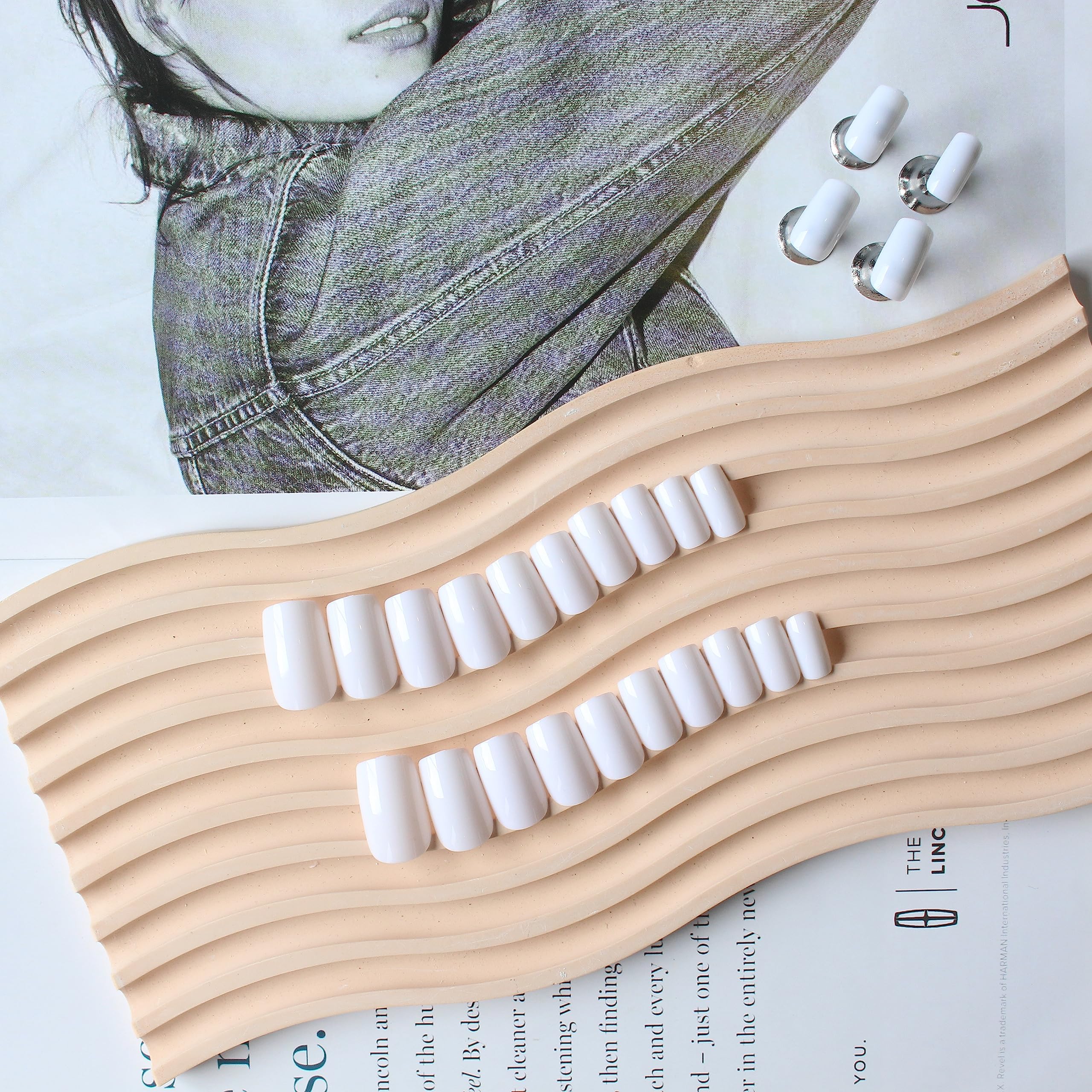 KQueenest Uñas Postizas Blancas, diseño natural en uñas cortas.