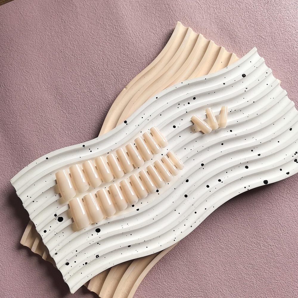 KQueenest uñas postizas nude aplicación rápida, primer plano.