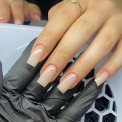 KQueenest uñas nude glaseadas, detalle de brillo duradero.