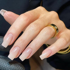 KQueenest uñas postizas nude, largas y cuadradas, vista frontal elegante.