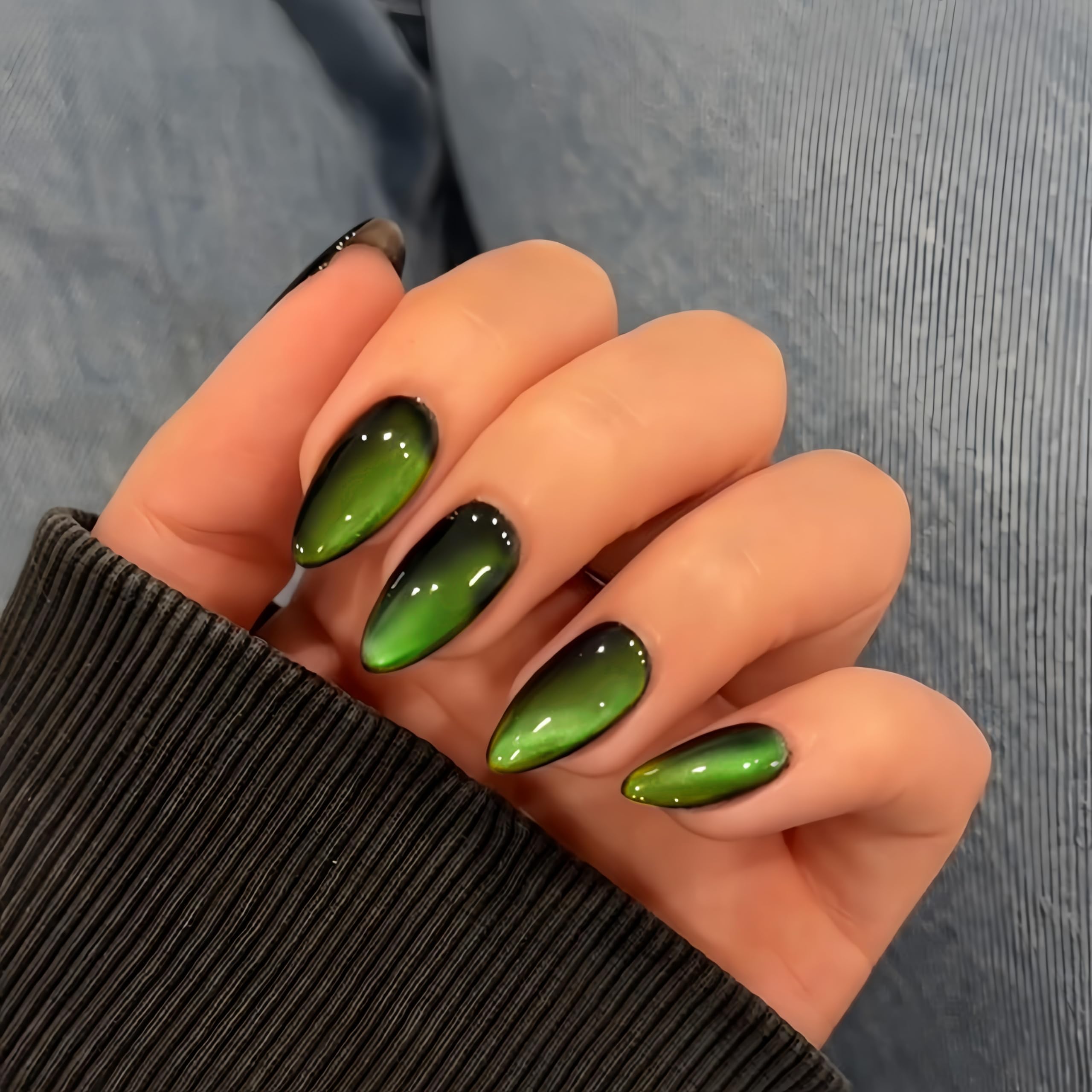Uñas postizas KQueenest ojo-gato verde neón almendra medium para look atrevido.
