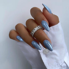 Uñas KQueenest prensadas en almendra azul bebe con acabado espejo duradero.