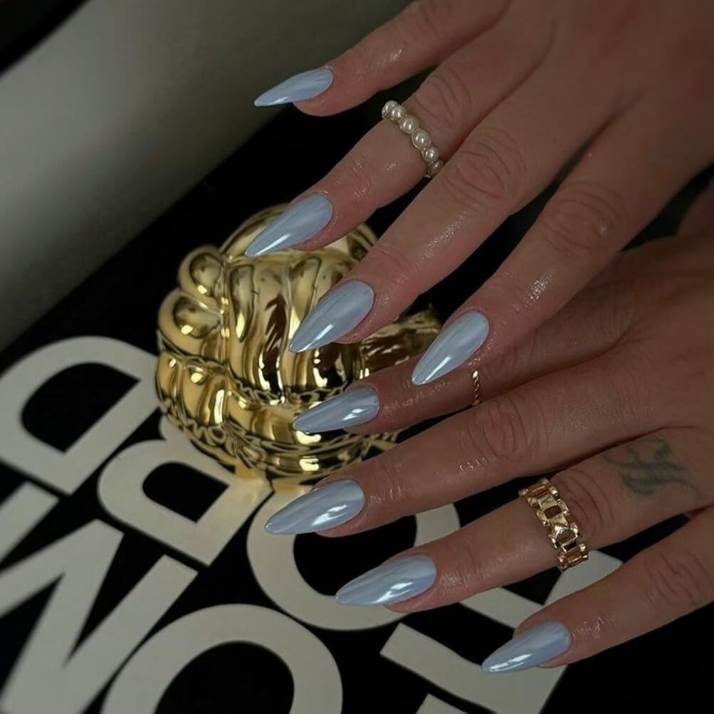 Uñas KQueenest prensadas con brillo centelleante azul bebe para looks festivos.