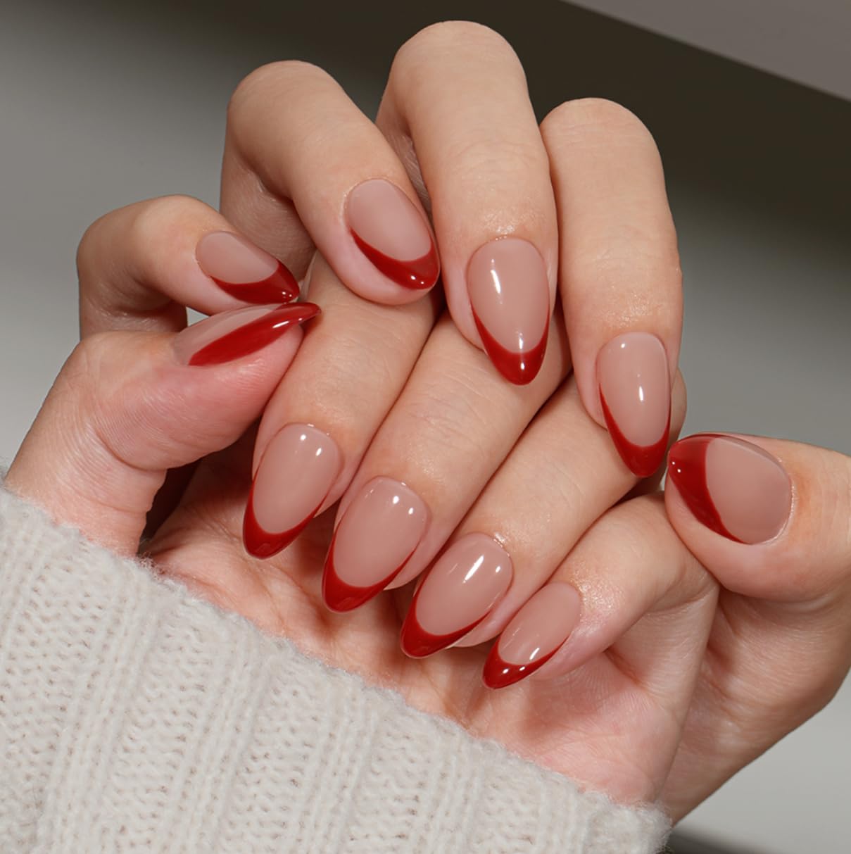 KQueenest Uñas rojas con punta francesa almendra corta, brillo duradero para uso diario.