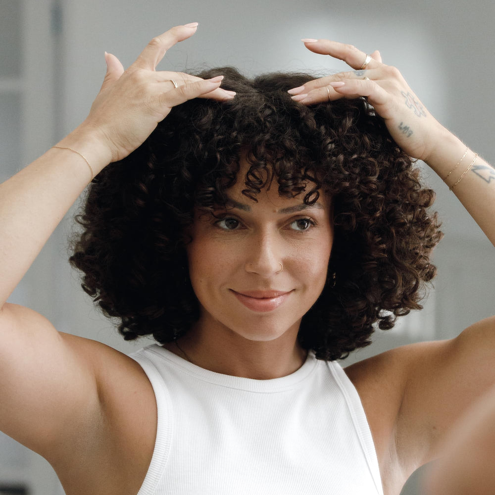 Aplicación nocturna para mayor hidratación en cabello dañado con Kristin Ess Aceite Leche.